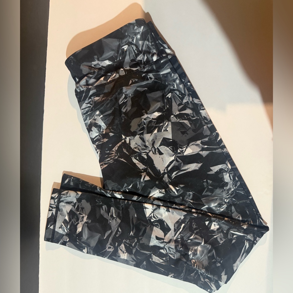 Reebok Black & Gray Crinkled Abstract Print Leggings